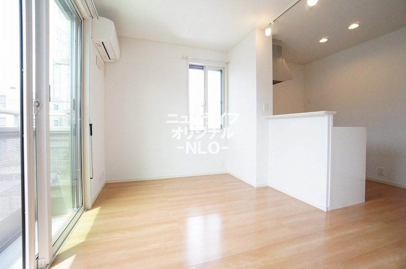 居室・リビング　お部屋を快適に保つエアコン付き★