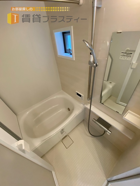 バス・シャワールーム　窓付き！浴室乾燥も付いてます！