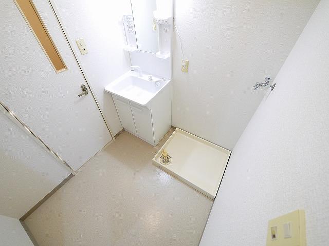 洗面設備　ゆったりとスペースのある洗面所