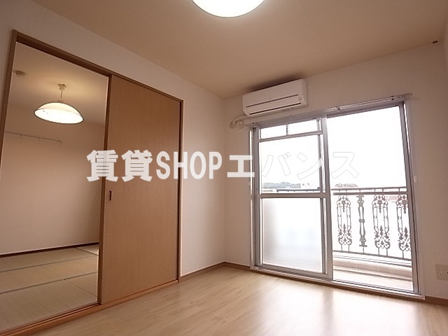 居室・リビング　こちらの居間で趣味の時間をお楽しみください