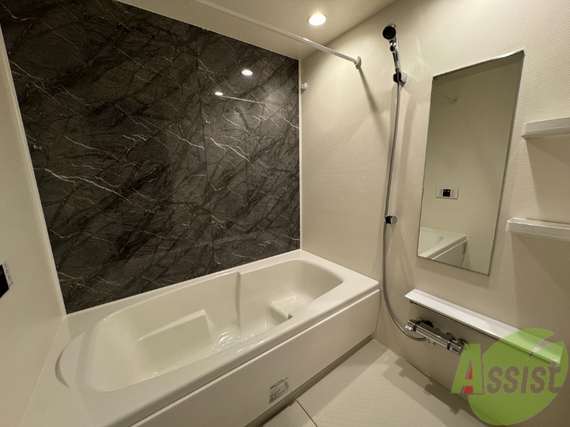 バス・シャワールーム　浴室は広めなのでゆったり落ち着けそうですね。