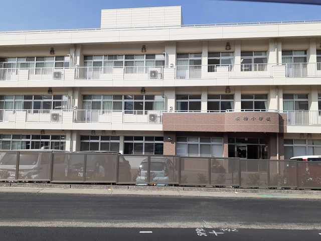 小学校　四国中央市立松柏小学校（小学校）まで700m