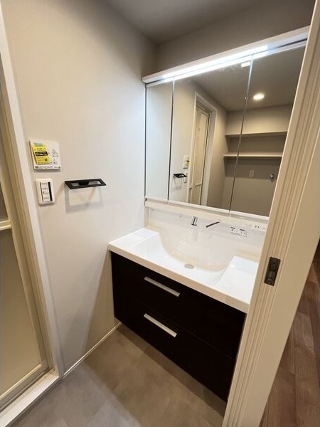 洗面設備　※写真は同じマンションの違う部屋のものになります。