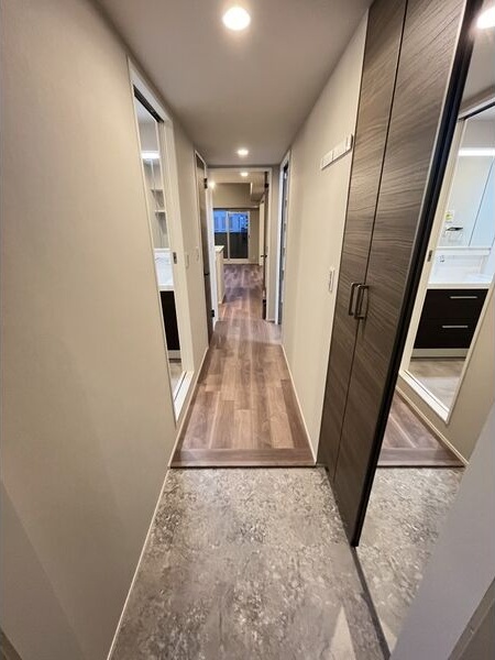 玄関　※写真は同じマンションの違う部屋のものになります。