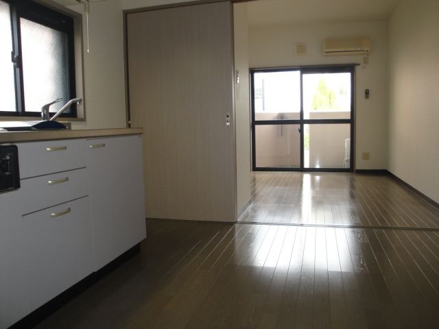 居室・リビング　キッチンとリビング