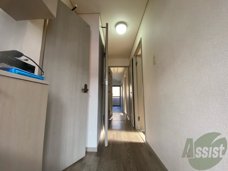 玄関　玄関から撮影しました。敷居が高くなくて安心ですね。