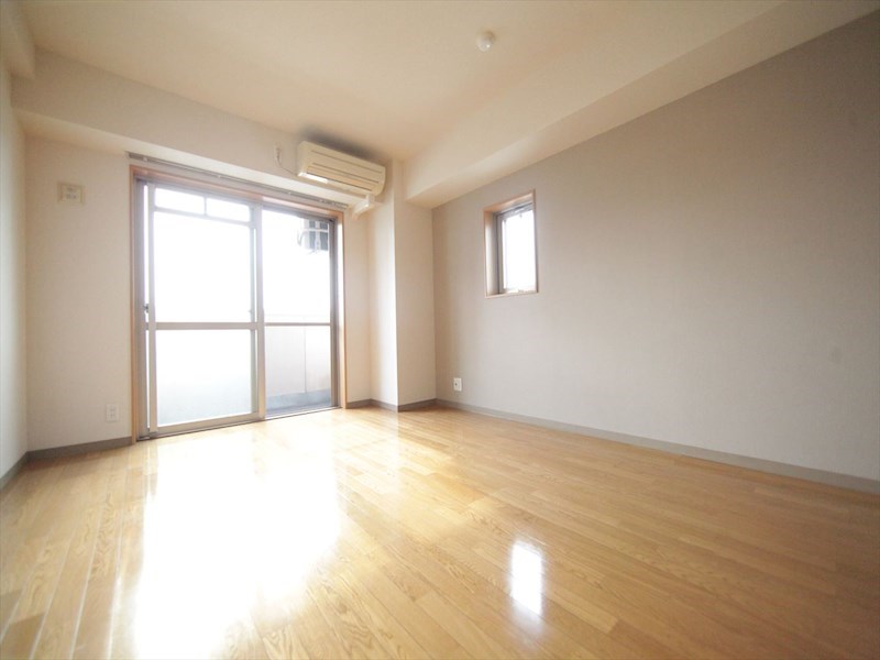 バルコニー　洋室8.9帖　2面採光　エアコン完備　バルコニー