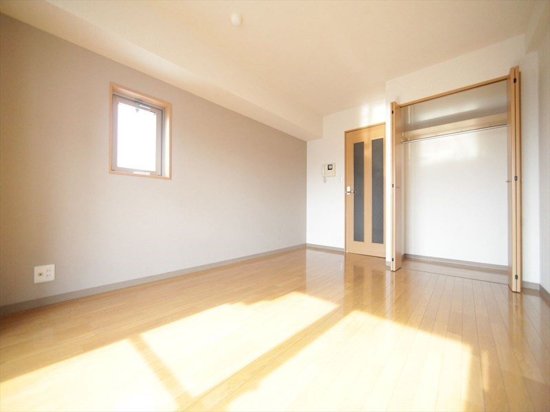 居室・リビング　洋室8.9帖　クローゼット付（収納充実してます）