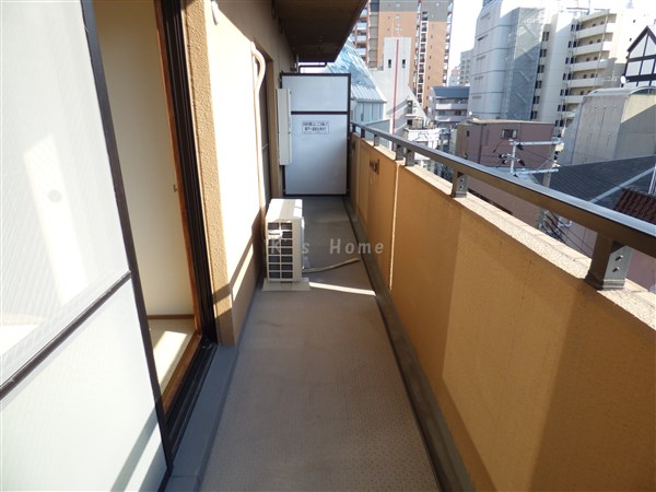 バルコニー　広くて陽当たり良好なバルコニー！