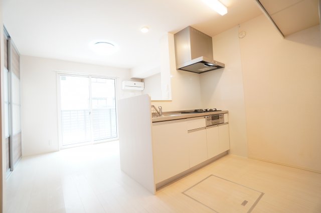 居室・リビング　※同物件・反転タイプの写真です。