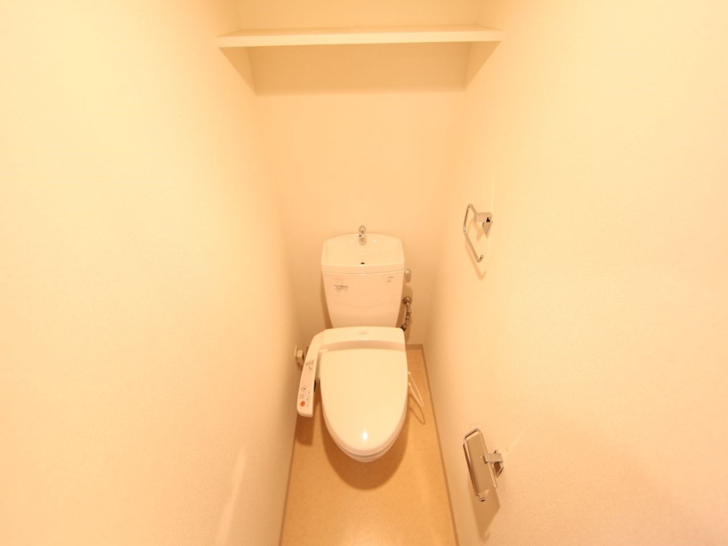 トイレ　温水洗浄便座付トイレ　棚付