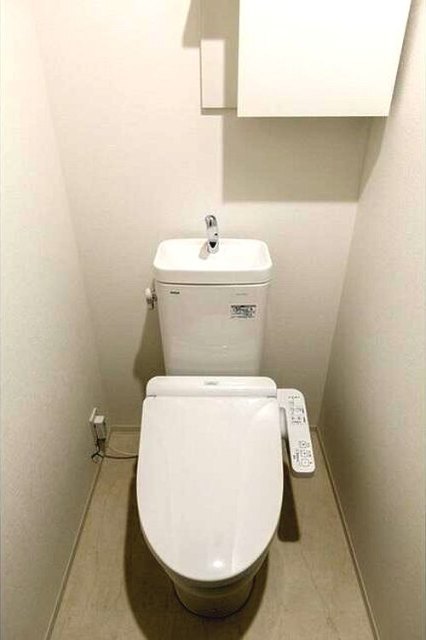 トイレ　温水洗浄便座です