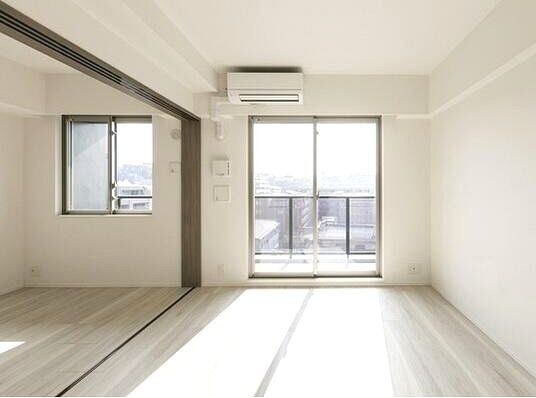 居室・リビング　南向きのお部屋です