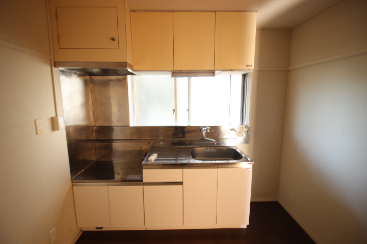 キッチン　キッチンの目の前には窓があります！※前回募集時の写真です