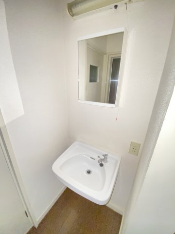 洗面設備　洗面台が独立しています。※前回募集時の写真です