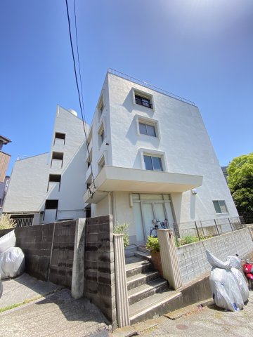 建物外観　白が爽やかな外観のマンションです！※前回募集時の写真です