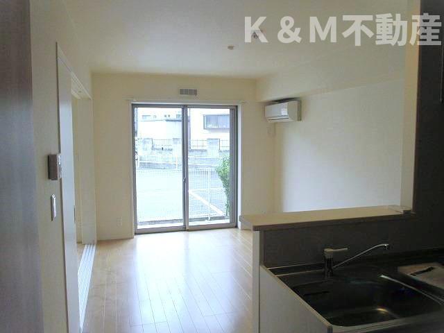 居室・リビング　こちらの居間で趣味の時間をお楽しみください