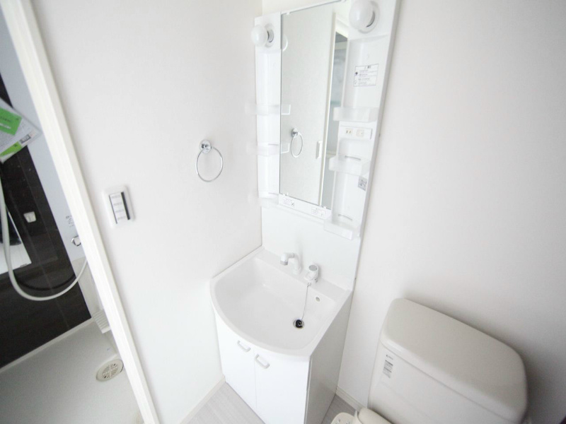 洗面設備　脱衣所　独立洗面台（シャンプードレッサー付）収納スペース有