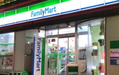 コンビニ　ファミリーマート四谷若葉店（コンビニ）まで329m