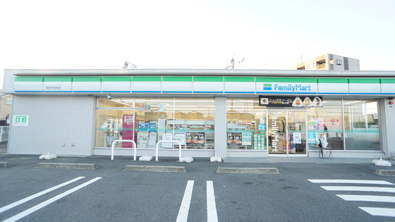 コンビニ　ファミリーマート四日市別名店（コンビニ）まで453m