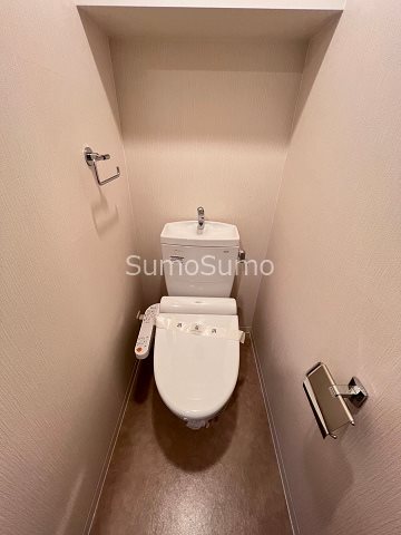 トイレ　落ち着いた色調のトイレです