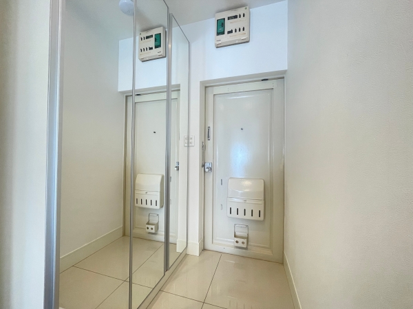 玄関　玄関にはシューズボックス完備！大きな鏡も嬉しいポイント！