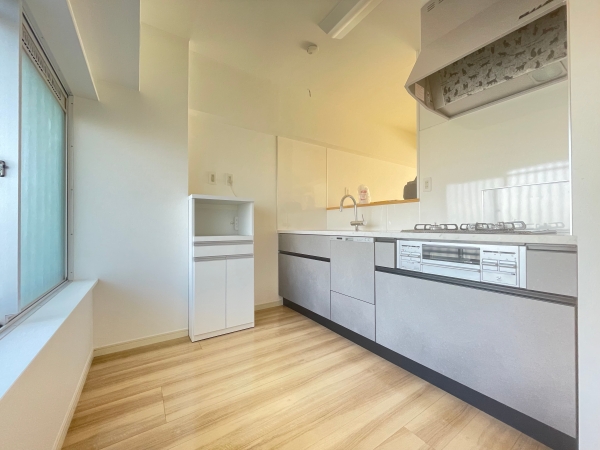 キッチン　3口ガスコンロ付きのキッチンです！食洗器も使えます！