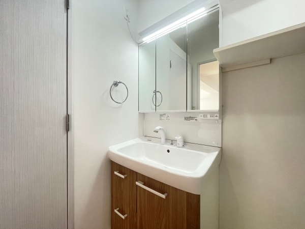 洗面設備　忙しい朝に嬉しい独立洗面台完備です！三面鏡で荷物隠せます！