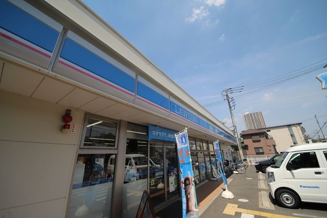 コンビニ　ローソンさいたま本町東5丁目店（コンビニ）まで330m