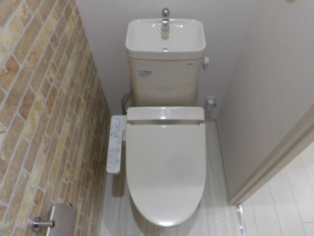 トイレ　温水洗浄便座付きトイレです