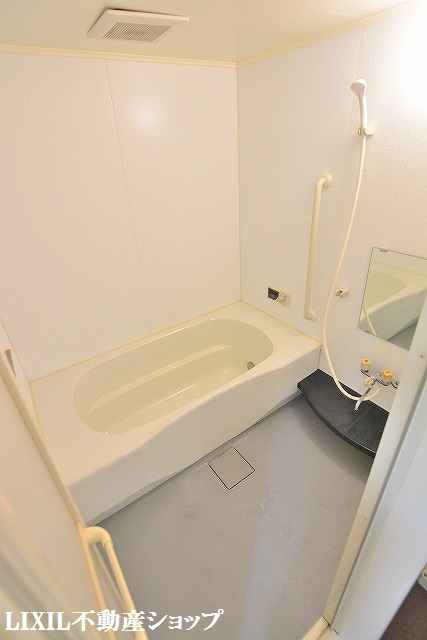 バス・シャワールーム　追い焚き機能付きの広めの浴室です。