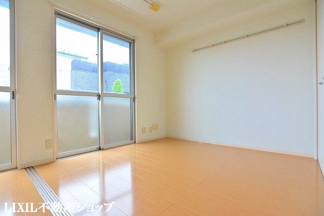 その他　南側４．５帖の洋室です。