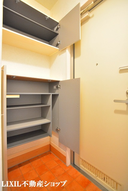 玄関　上下に分かれている玄関収納です。