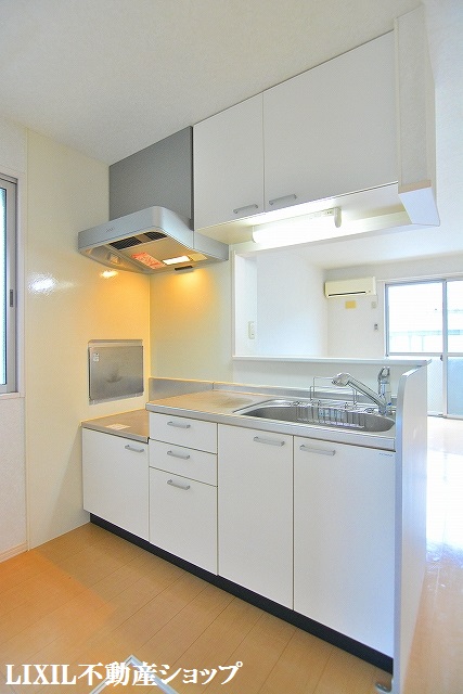 キッチン　上部にも収納のあるキッチンです。