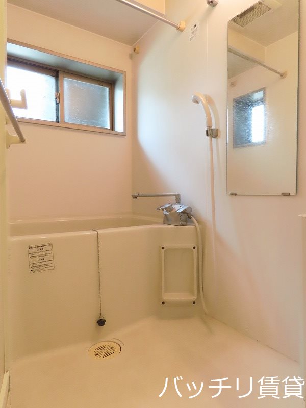 バス・シャワールーム　別号室タイプの為、現状を優先いたします