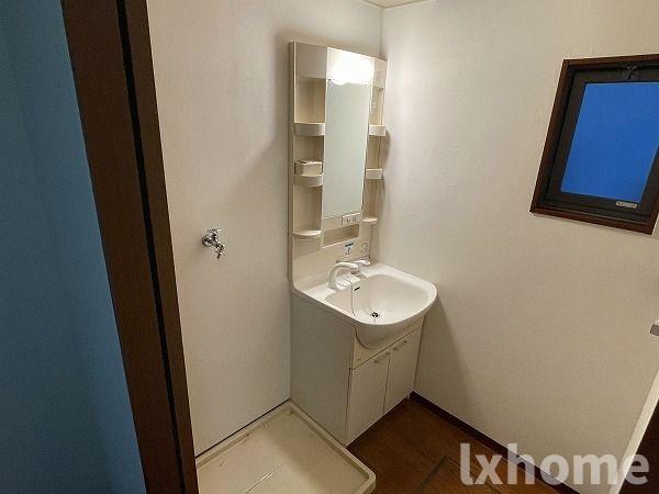 洗面設備　ゆったりとスペースのある洗面所