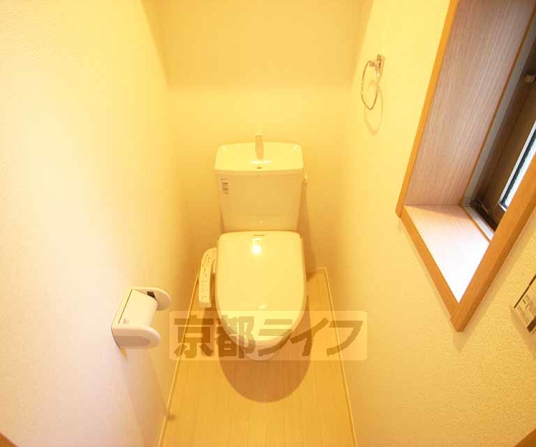 トイレ　トイレに窓が付いてます。