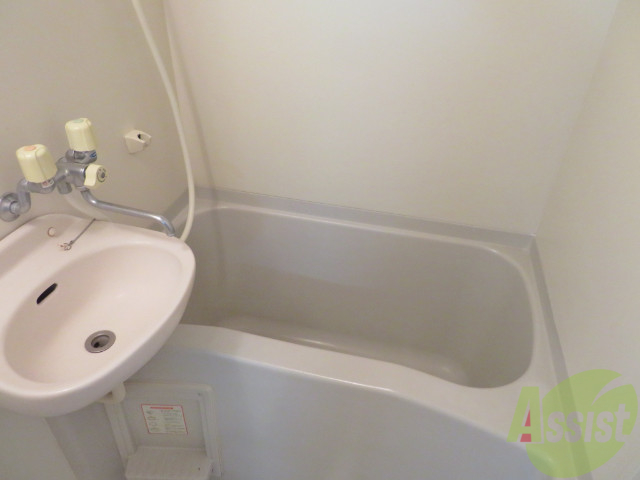 バス・シャワールーム　バスルームは狭すぎず、シャワーも浴びやすそうです。