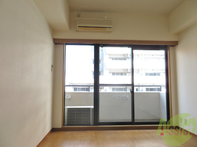 居室・リビング　リビングはこんな感じです。窓が大きくて良く陽が入ってきます。