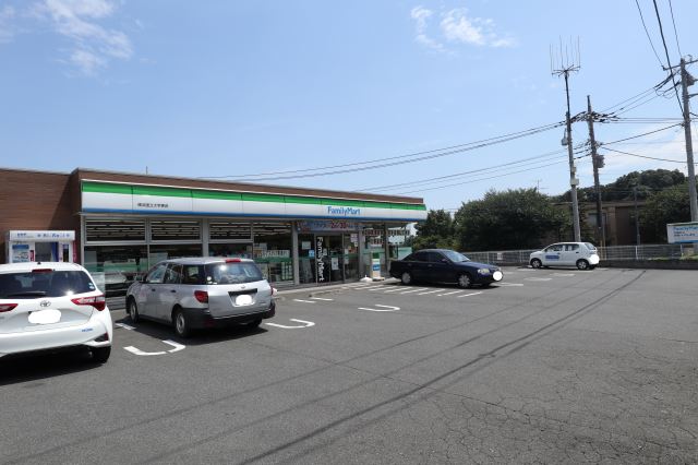 コンビニ　ファミリーマート（コンビニ）まで760m