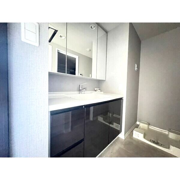 洗面設備　三面鏡付き洗面化粧台