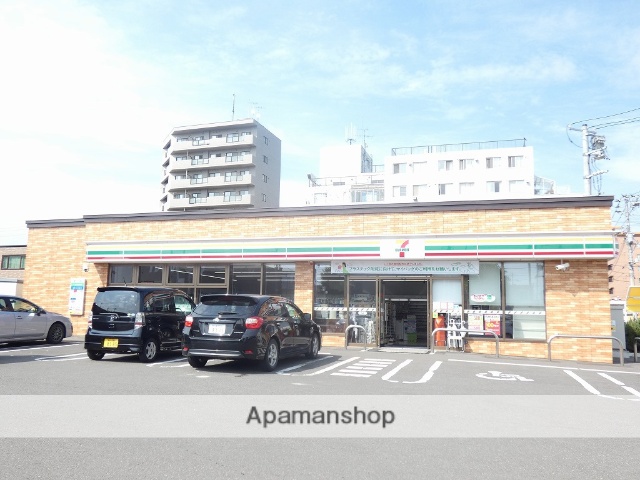 コンビニ　セブンイレブン（コンビニ）まで445m