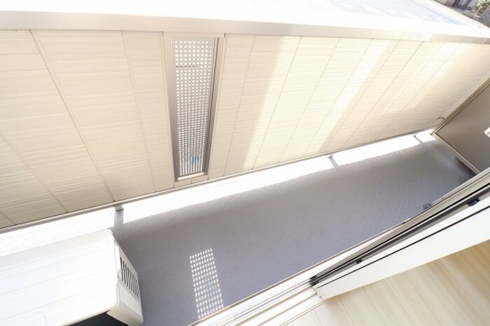 バルコニー　暖かな日差しのふりそそぐバルコニー