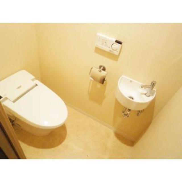 トイレ　※写真は同タイプ住戸です。