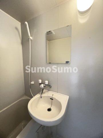 洗面設備　明るい洗面所です