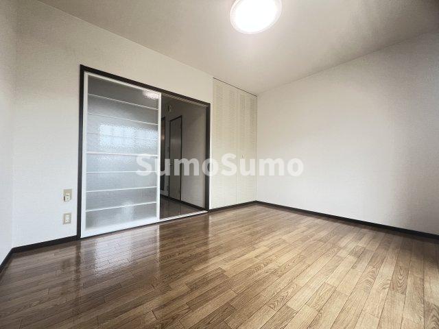 その他部屋・スペース　開放的な寝室です