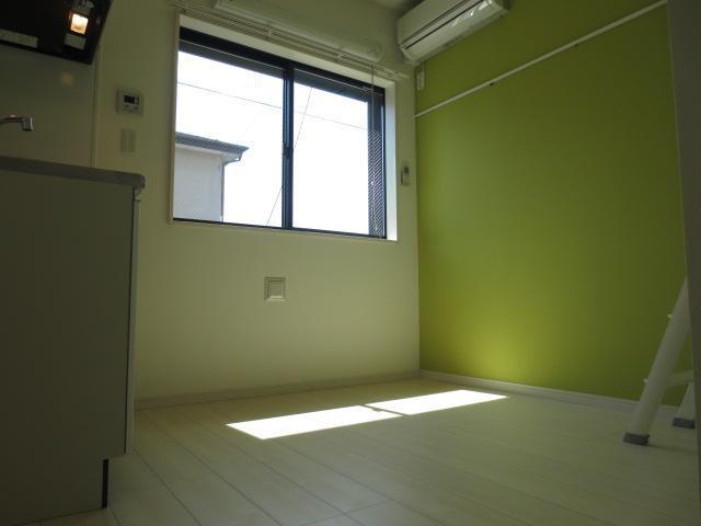 居室・リビング　オシャレなアクセントクロス貼り