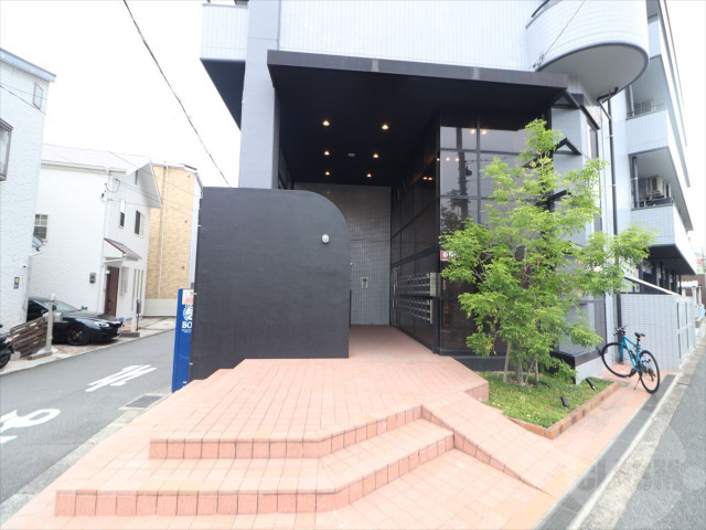 エントランス　オートロック付きで安心です