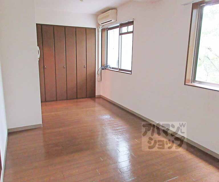 居室・リビング　窓が多いお部屋です。