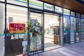 コンビニ　ファミリーマート HARUMI FLAG店（コンビニ）まで380m